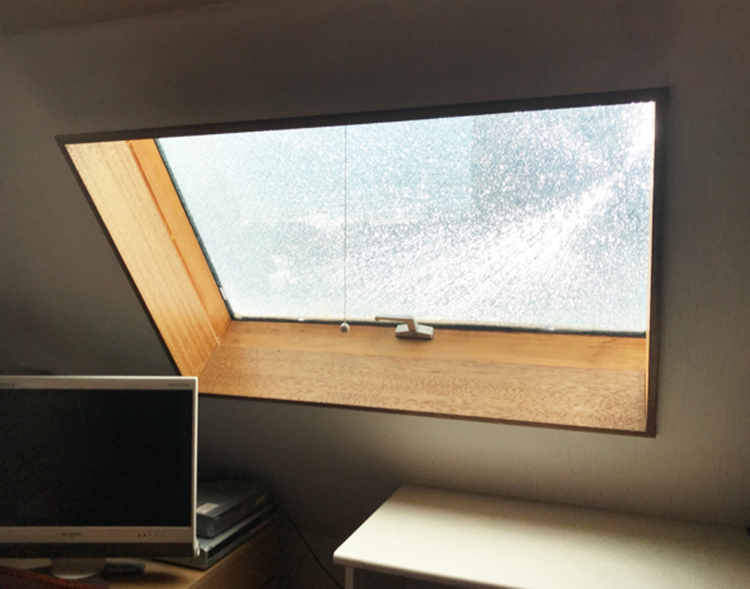 ガラス割れてしまった